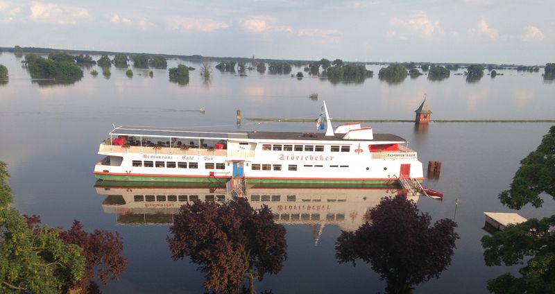 Das Schiff Störtebeker bei Elbhochwasser