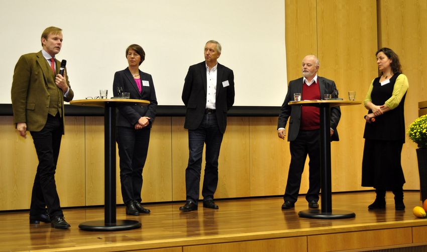 Fünf Personen bei einer Podiumsdiskussion